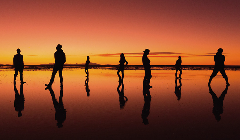ウユニ塩湖が夕陽に染まる時間帯は、人々のシルエットが美しく映し出されます。
