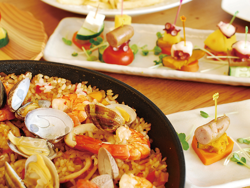 パエリアとピンチョス
