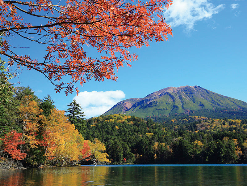 オンネトーと雌阿寒岳