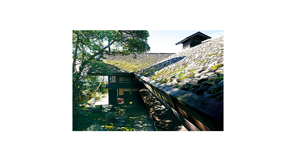 丙申堂 石置屋根