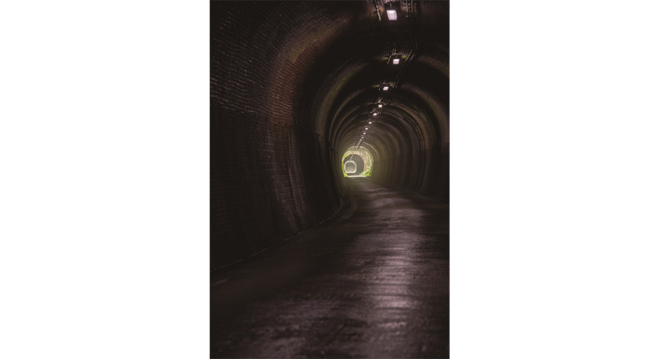 連なるトンネル（伊良谷トンネル内部）