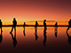 ウユニ塩湖が夕陽に染まる時間帯は、人々のシルエットが美しく映し出されます。
