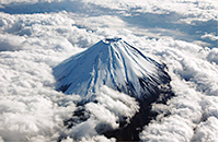 上空から撮影した富士山頂上