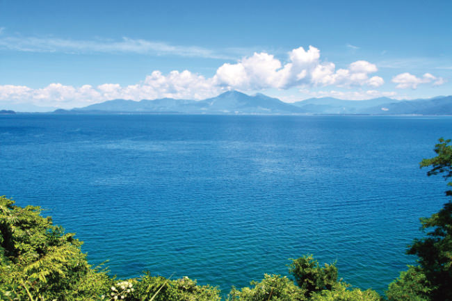 夏の猪苗代湖と磐梯山