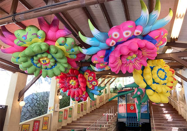 赤と緑の行き違い