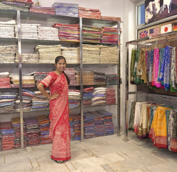 ツアーでは民族衣装店にご案内