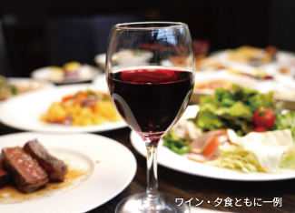 ホテル軽井沢1130でのご夕食時、地元ワイナリーの赤ワイン1杯