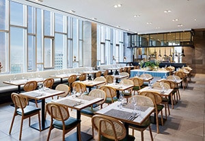 開放感溢れるレストランで優雅なホテル朝食を