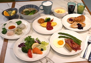 開放感溢れるレストランで優雅なホテル朝食を