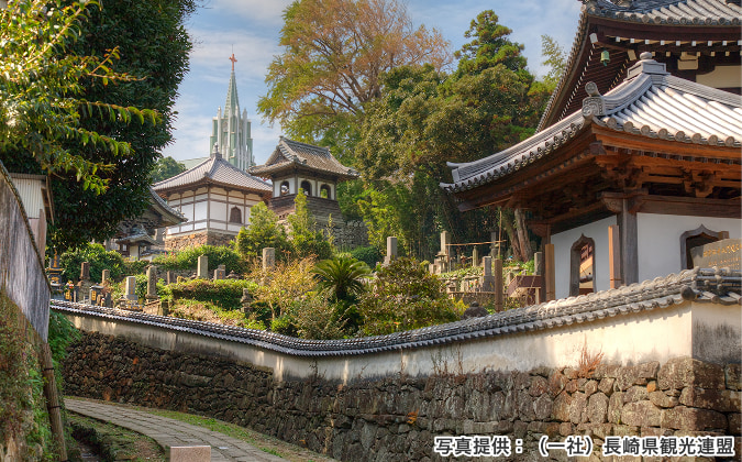 平戸の寺院と教会の見える道