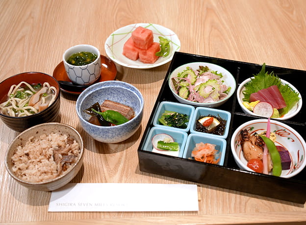 「彩海」にて和食膳