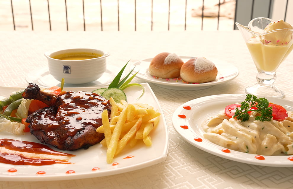 4日目昼食　グリルチキンとクリームソースパスタ
