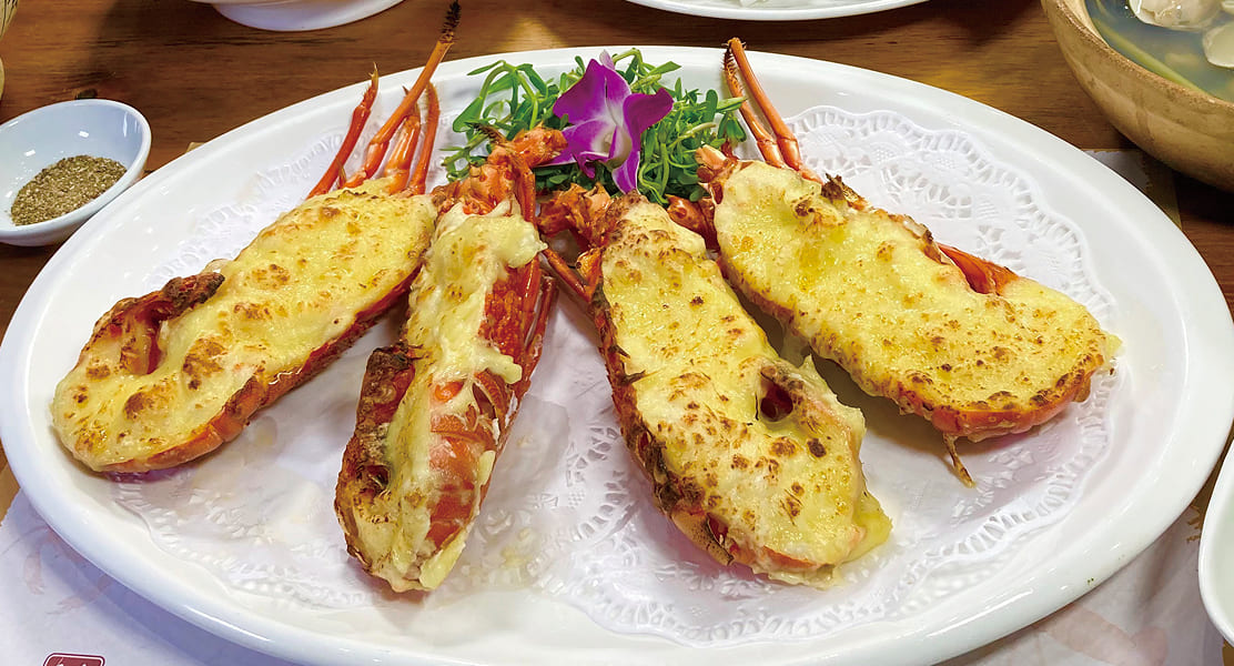 ロブスターなど海鮮料理にベトナム料理、本格フランス料理のランチコースまで!バラエティー豊かな計8回の食事付き!(朝3回、昼2回、夜3回機内食を除く)