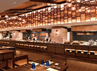 島の食材を生かした国際色豊かな創作ビュッフェ