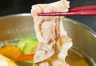 沖縄名物・あぐー豚と島野菜のしゃぶしゃぶ