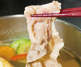 沖縄名物・あぐー豚と島野菜のしゃぶしゃぶ