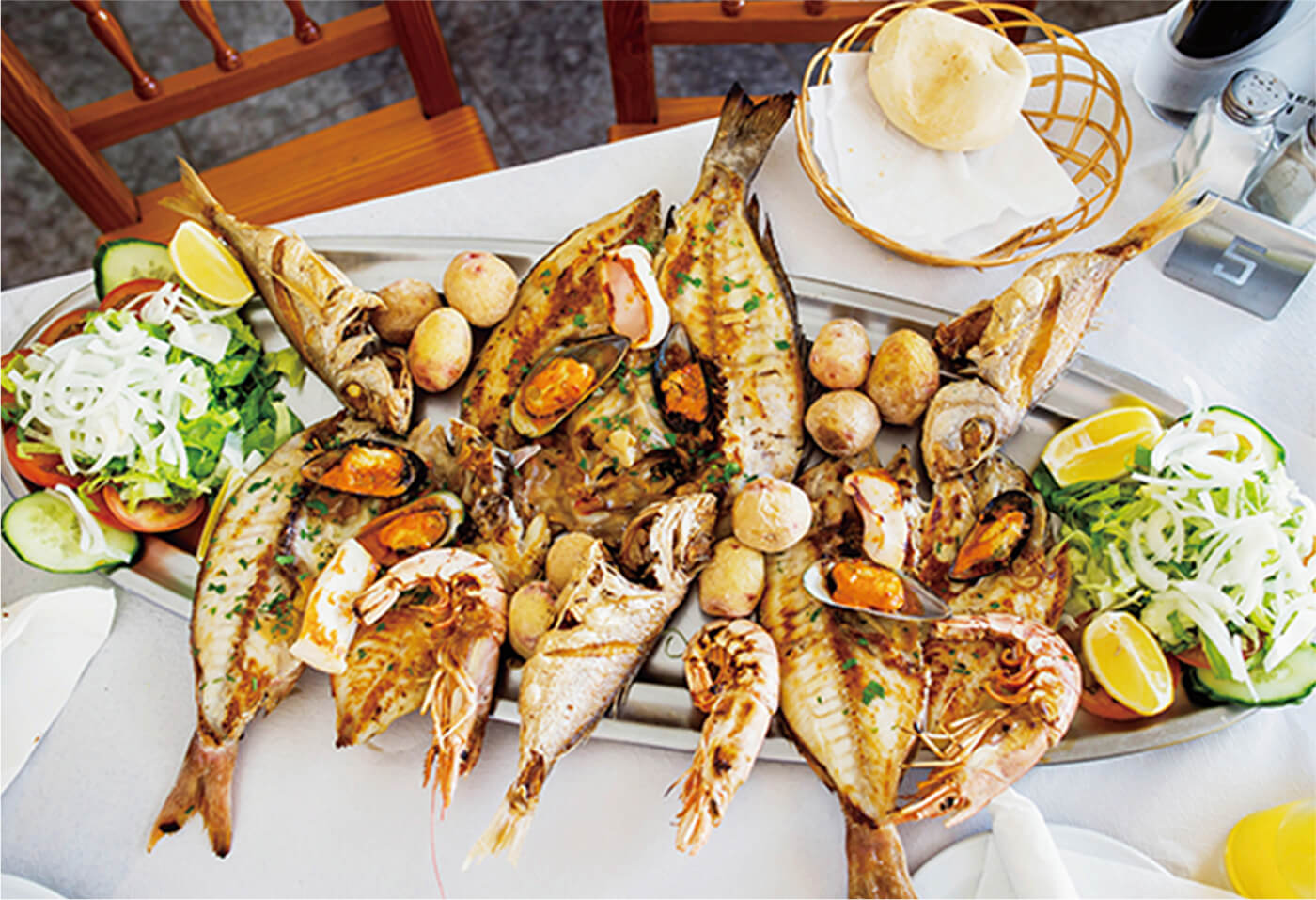 種類も豊富で新鮮な魚介料理が味わえます　※写真はイメージです。当社ツアーでは提供されません。