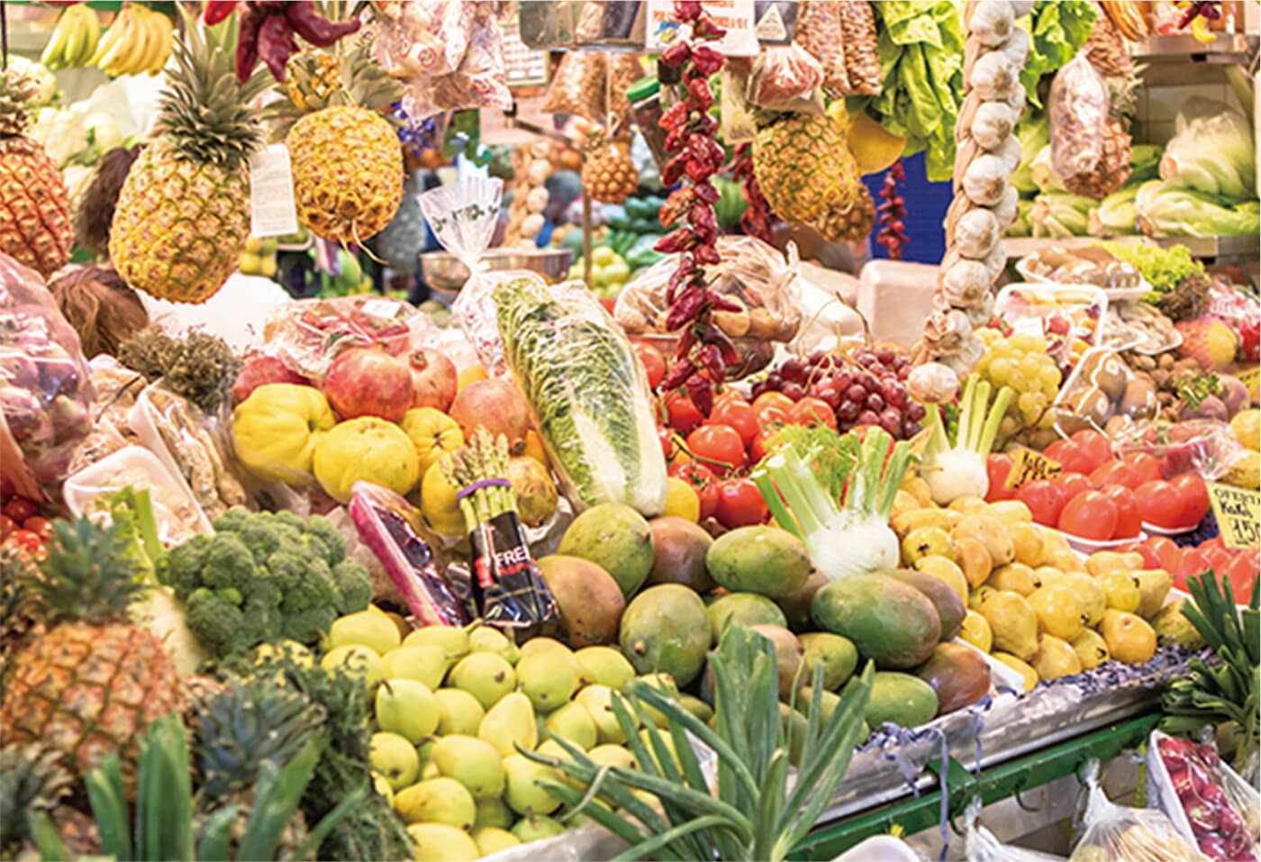 メルカド（市場）には色鮮やかな熱帯のフルーツが並びます