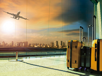 空港　飛行機　スーツケース　イメージ
