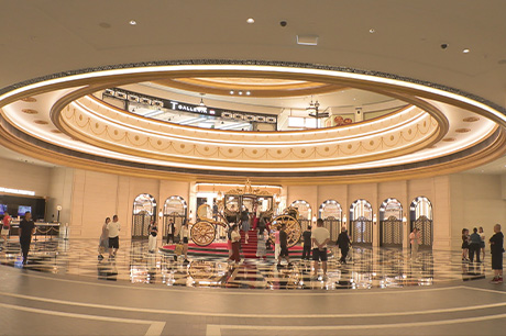 思わず息をのむきらびやかなロビー