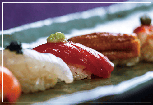 板前が目の前で調理する新鮮な鯛やマグロなどの握り寿司