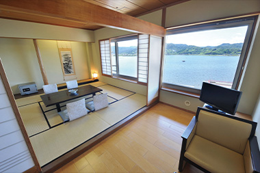 東郷湖を一望する客室