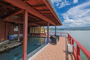 湖上露天風呂で美しい湖が眼前に