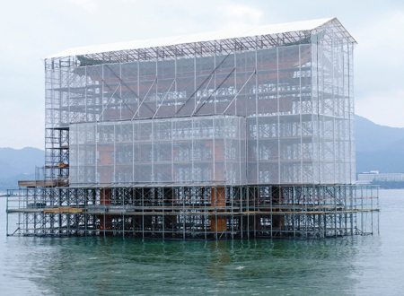 嚴島神社の鳥居は改修中
